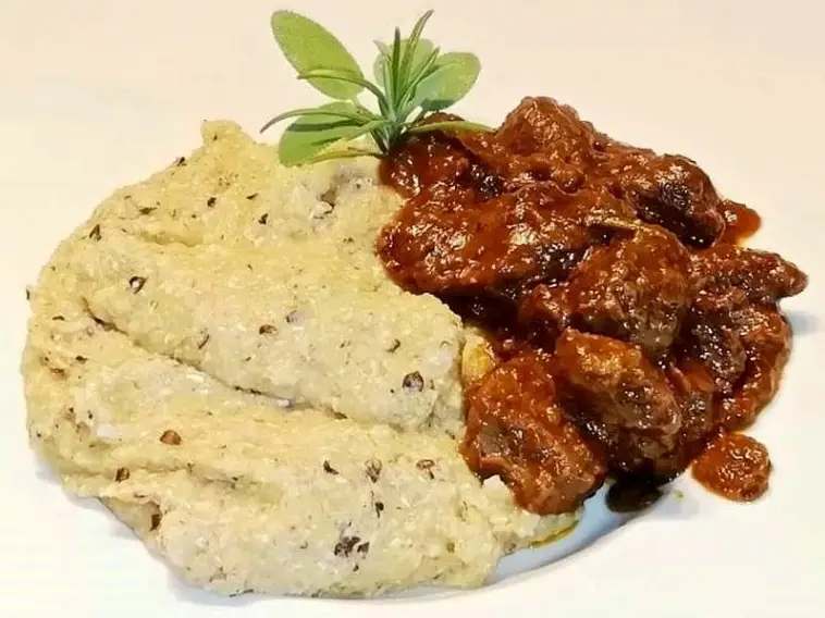 Spezzatino di capriolo con polenta - Ristorante il Cantuccio a Brovello-Carpugnino